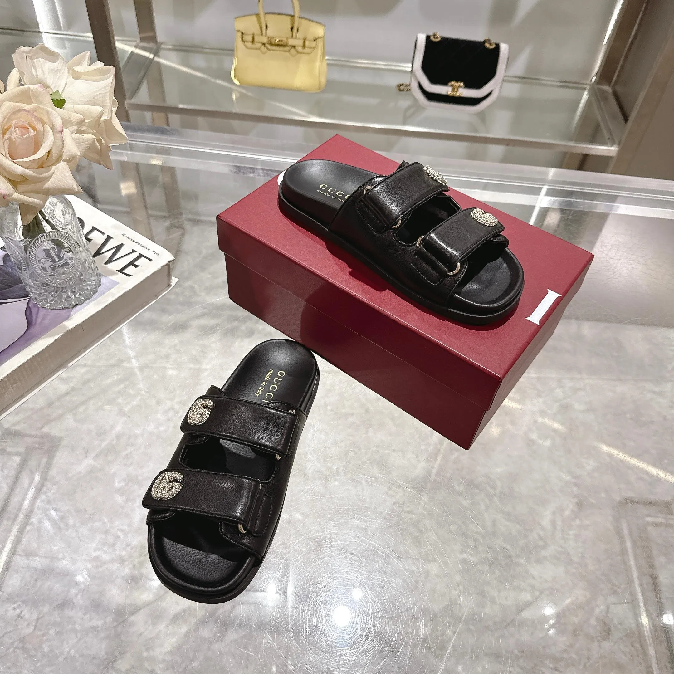 Wholesale direct sales 260👟👟 Gucci’s modern design aesthetic explores the path of unique craftsmanship, cleverly integrating the brand’s classic elements with its beloved brand identity. The sandal is embellished with the beloved Double G hardware, adding a touch of understated branding to the design, complementing the versatility of the Velcro straps. Women Light gold tone hardware Sheepskin lining Double G Rubber sole Velcro fastening Flat sole